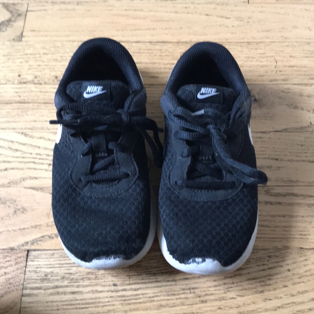 Kids Nike tie tennis shoe